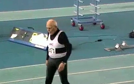 Cụ ông lập kỷ lục thế giới chạy 200m ở độ tuổi 95